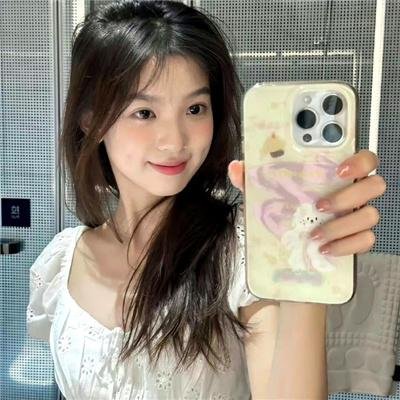给小酒馆女子喝高杯酒